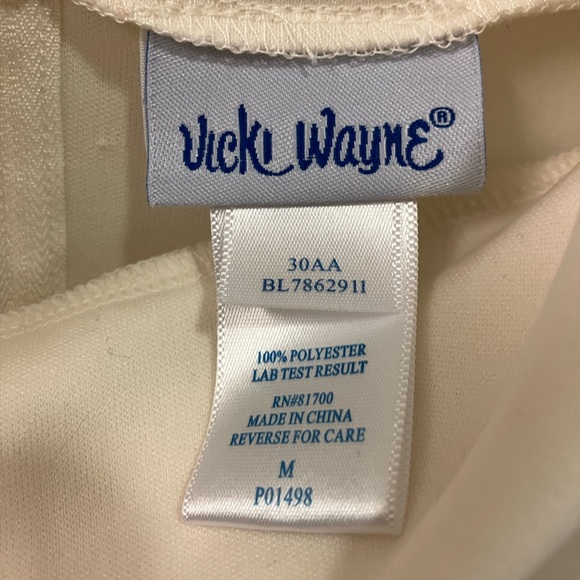 Vicki Wayne mock neck sleeveless blouse - Picture 3 of 3